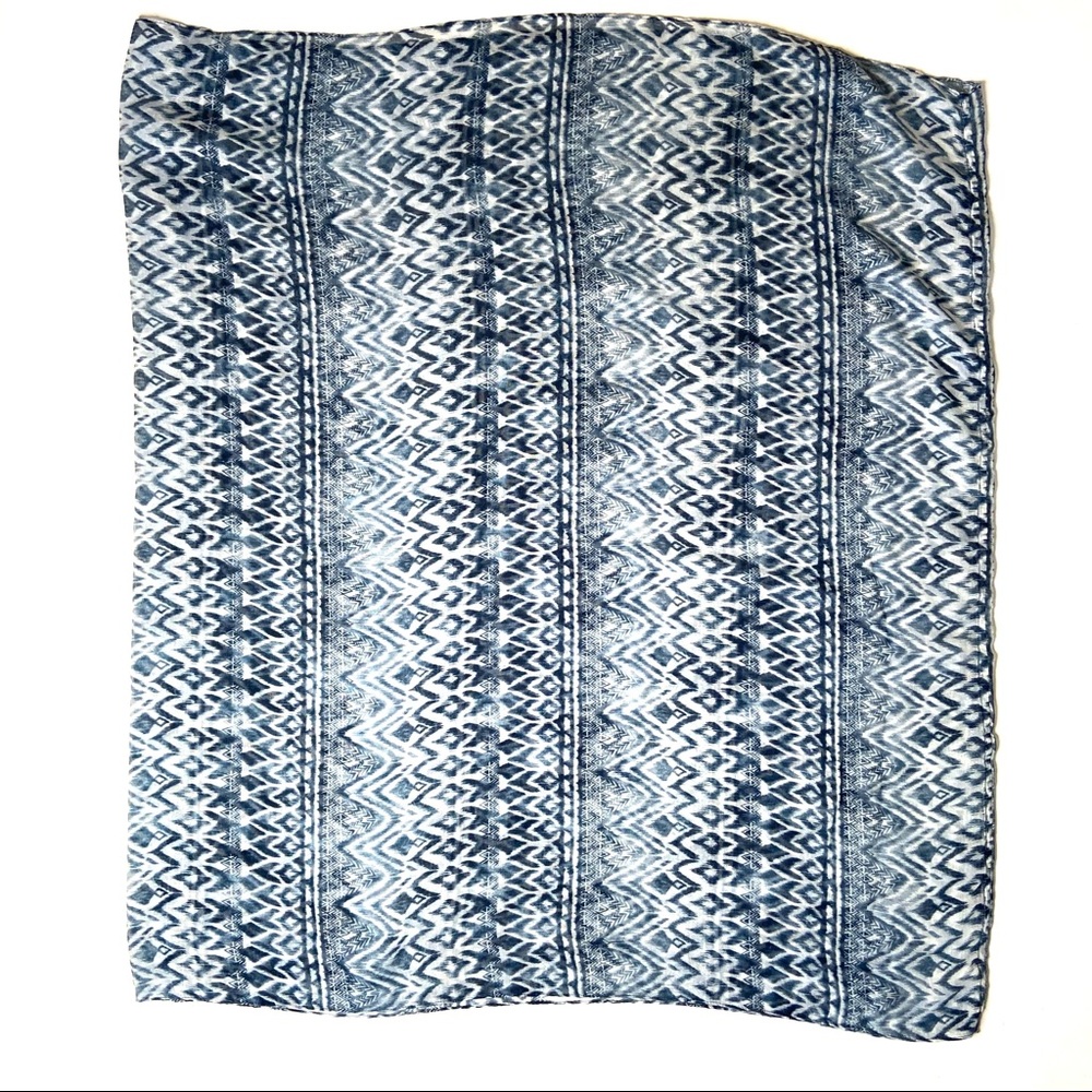 CHARLOTTE RUSSE Infinity Scarf - Picture 4 of 9